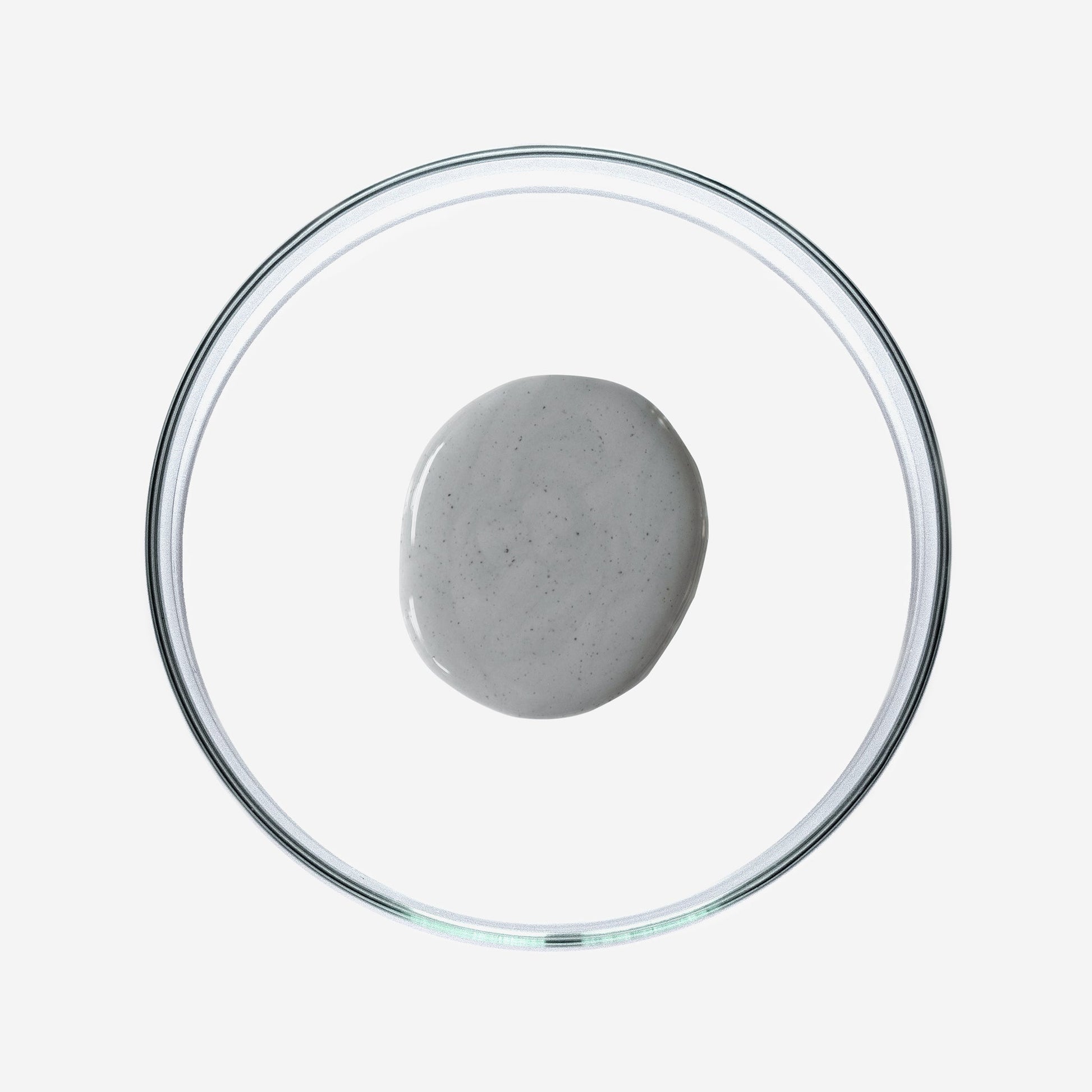 Anwendung des veganen Gesichtsreinigers, sanft auf die Haut aufgetragen.