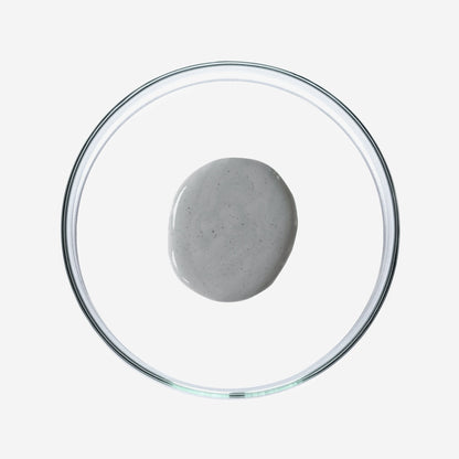 Anwendung des veganen Gesichtsreinigers, sanft auf die Haut aufgetragen.