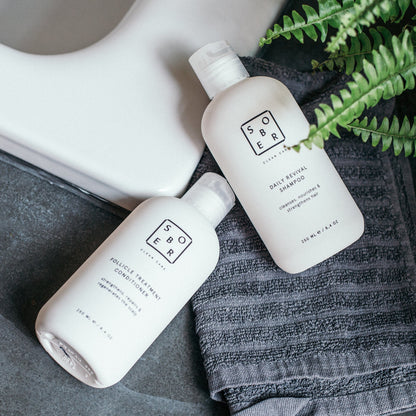 Detailaufnahme des Anti-Haarausfall Shampoos im eleganten weißen Design von sober.