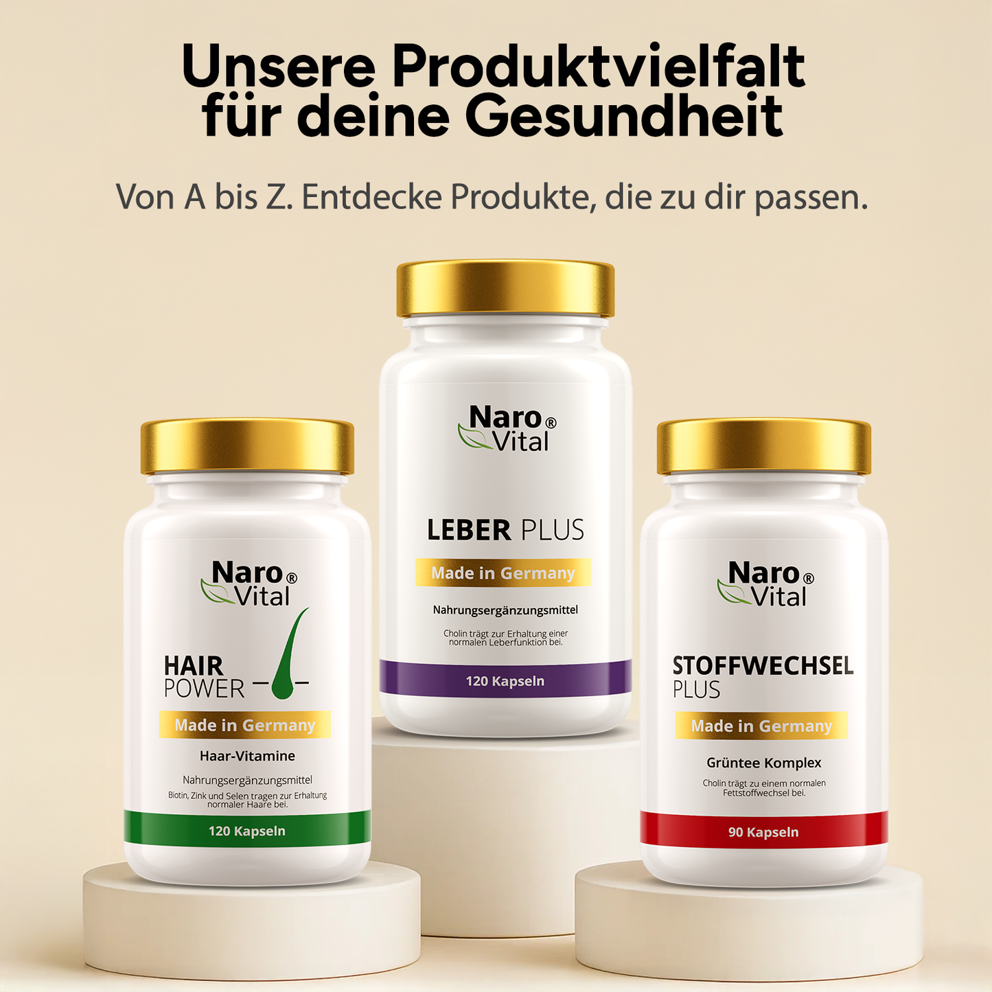 Szenische Anordnung des Magnesium Nahrungsergänzungsmittels auf einem Küchentisch neben einem Glas Wasser.