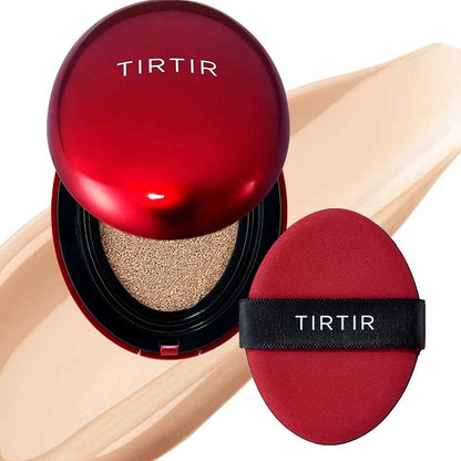 Nahaufnahme der TIR TIR Mask Fit Red Mini Cushion mit leichtem Make-up Finish für strahlende Haut.