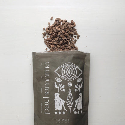 Offene Packung von Pachamama Kakao, die reiche, rohen Kakaopulver zeigt, perfekt für das Herzchakra.