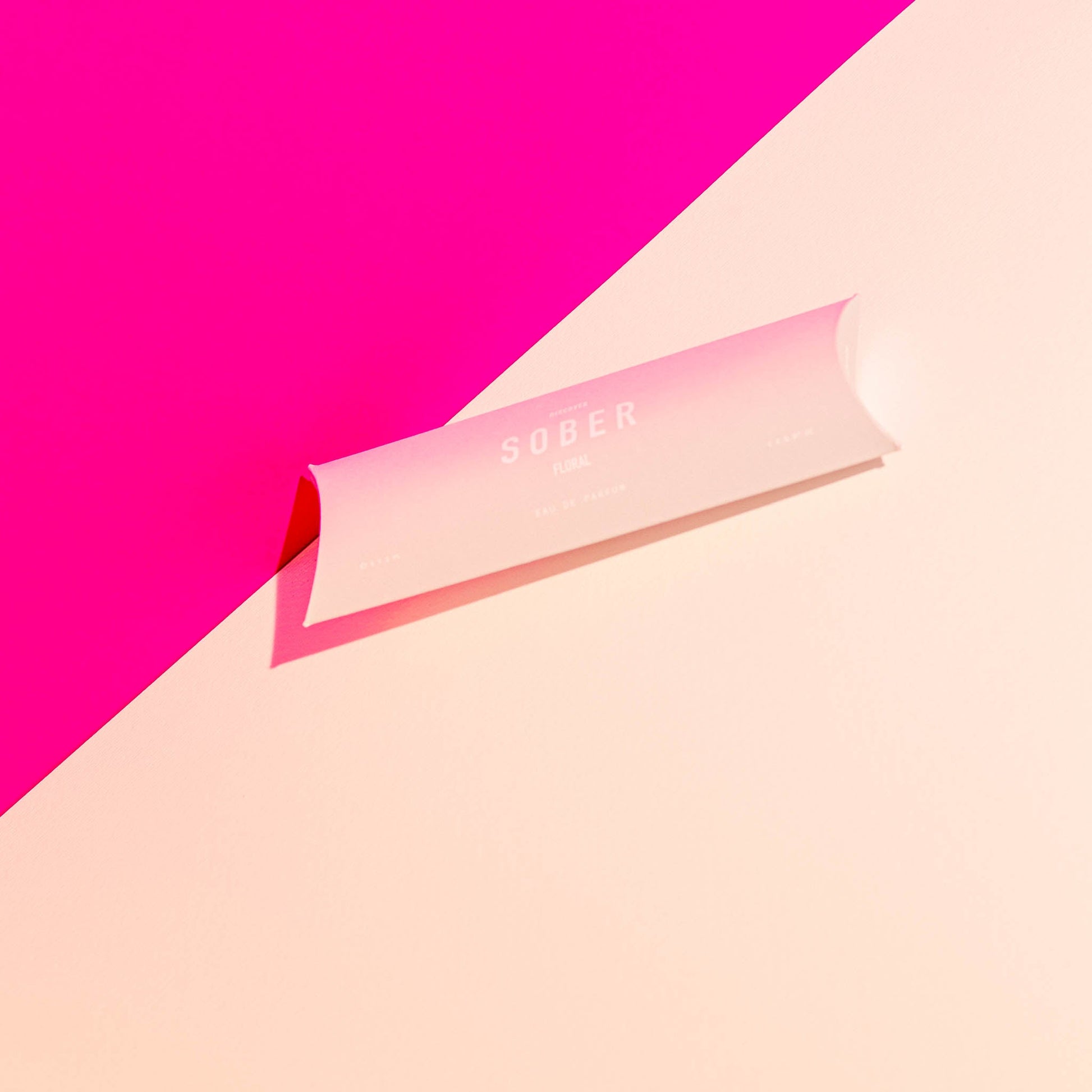 Entschlossenes Anwendungsbeispiel: Premium Parfum Discovery Set auf einem stilvollen Tisch.