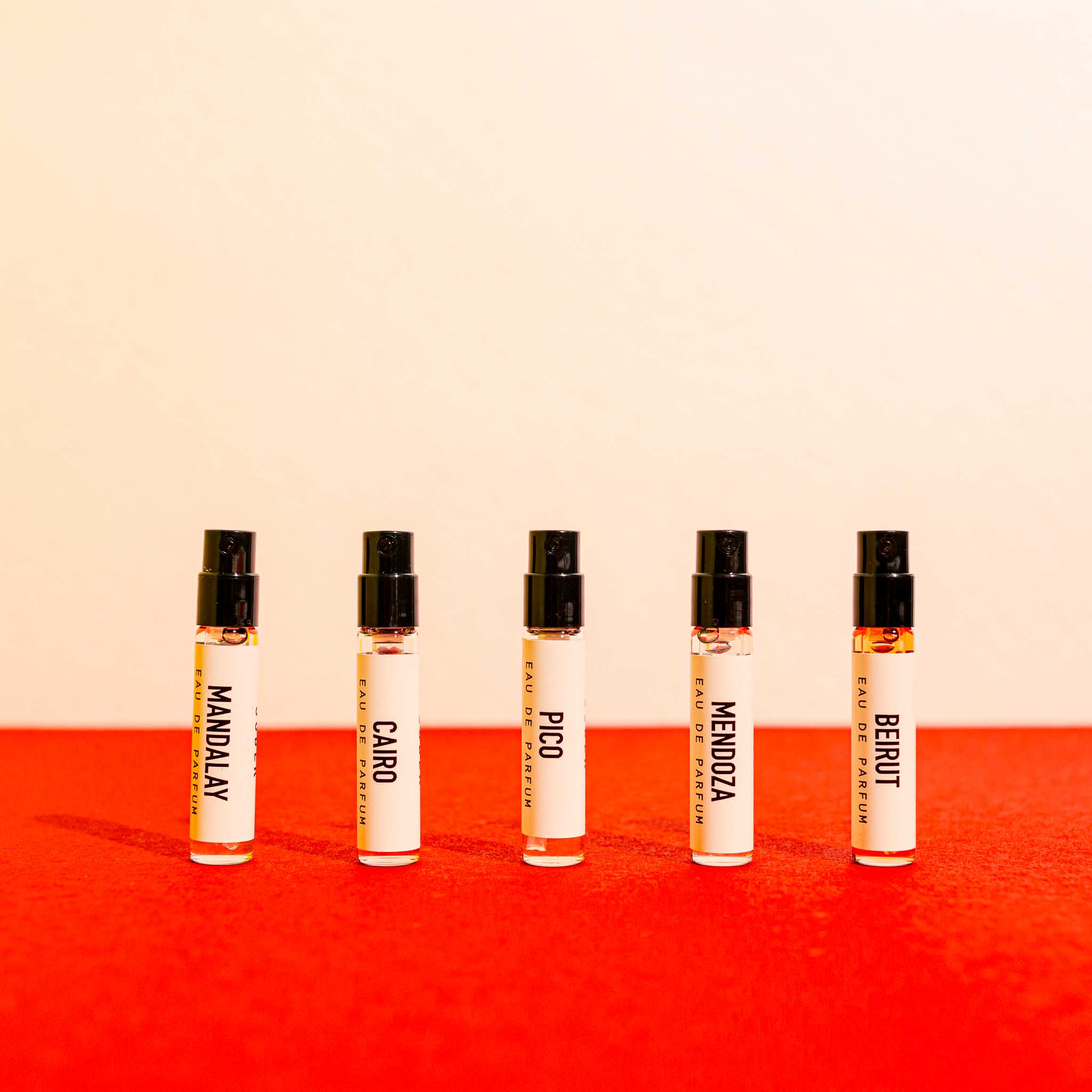 Ekovita Discovery Set Oriental mit Premium veganen Düften von sober, stilvoll auf einem eleganten Tisch platziert.