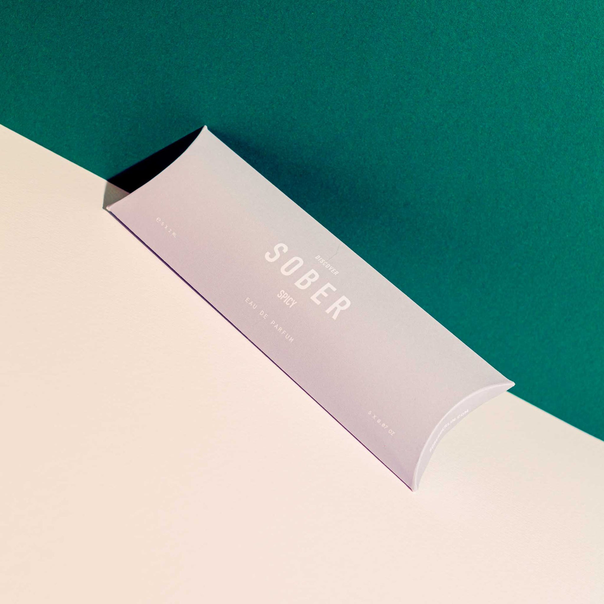 Verpackung des Ekovita Discovery Set, stilvoll gestaltet und perfekt für Geschenke an Parfum-Liebhaber.