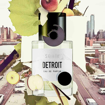 Detailaufnahme des DETROIT Eau de Parfum mit Glitzerndem Logo auf dem Flakon.