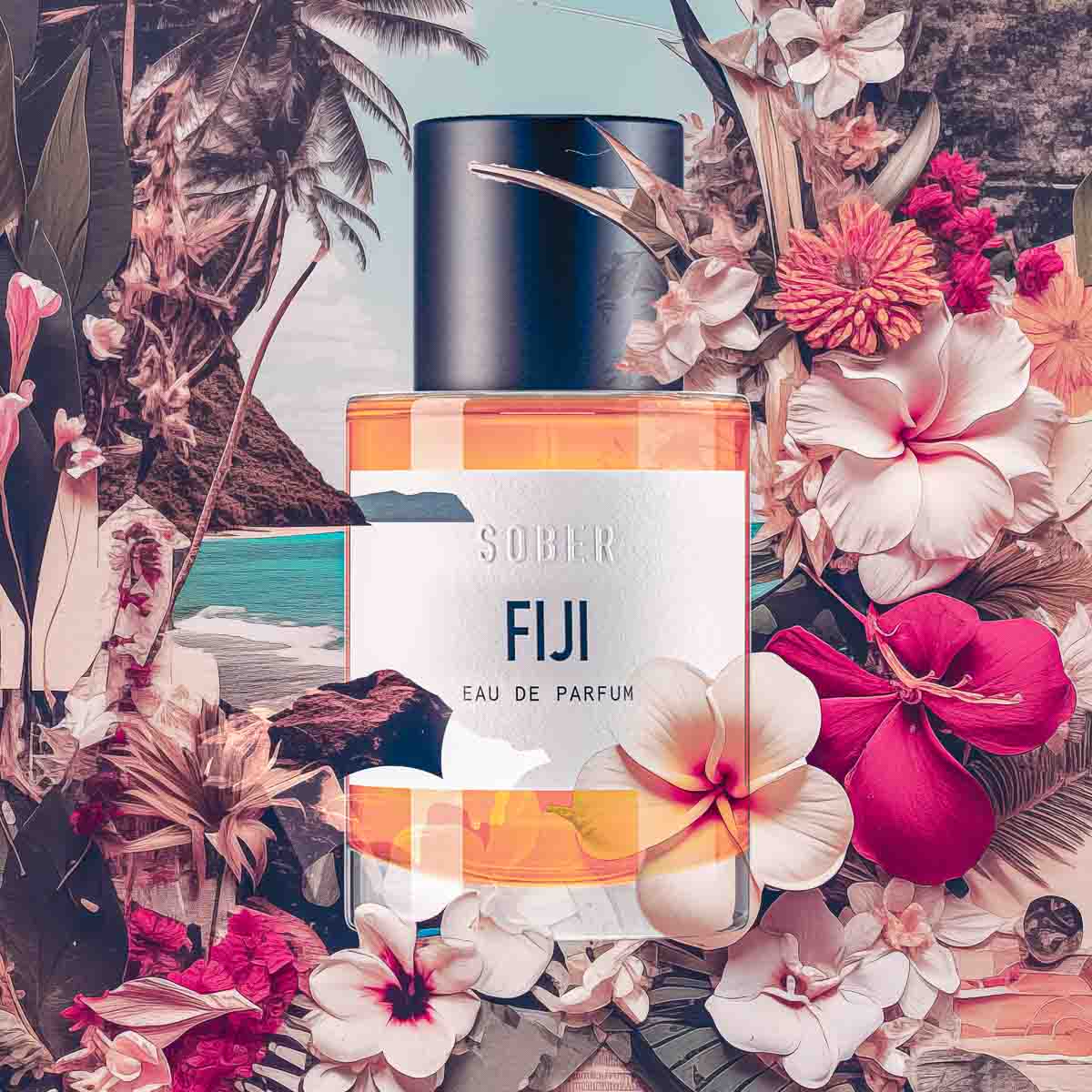 Nahaufnahme der FIJI Eau de Parfum Flasche mit minimalistischem Design und klaren Linien.