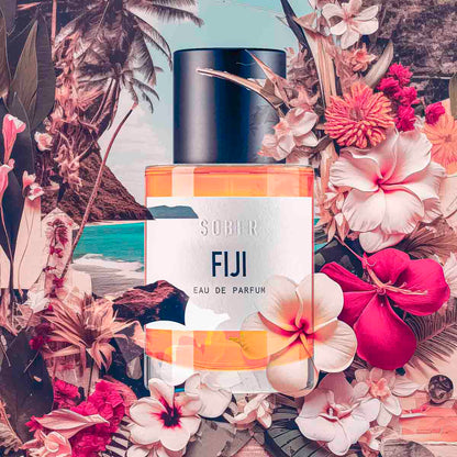 Nahaufnahme der FIJI Eau de Parfum Flasche mit minimalistischem Design und klaren Linien.