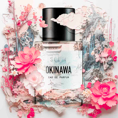 Detailaufnahme des Okinawa Eau de Parfum Flakons, der Premium-Qualität und zeitlose Eleganz ausstrahlt.