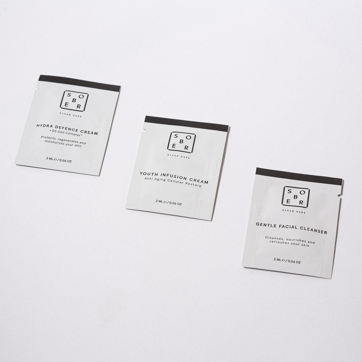 Anwendung der veganen Hautpflege aus dem Discovery Set von sober auf frischer, reiner Haut.