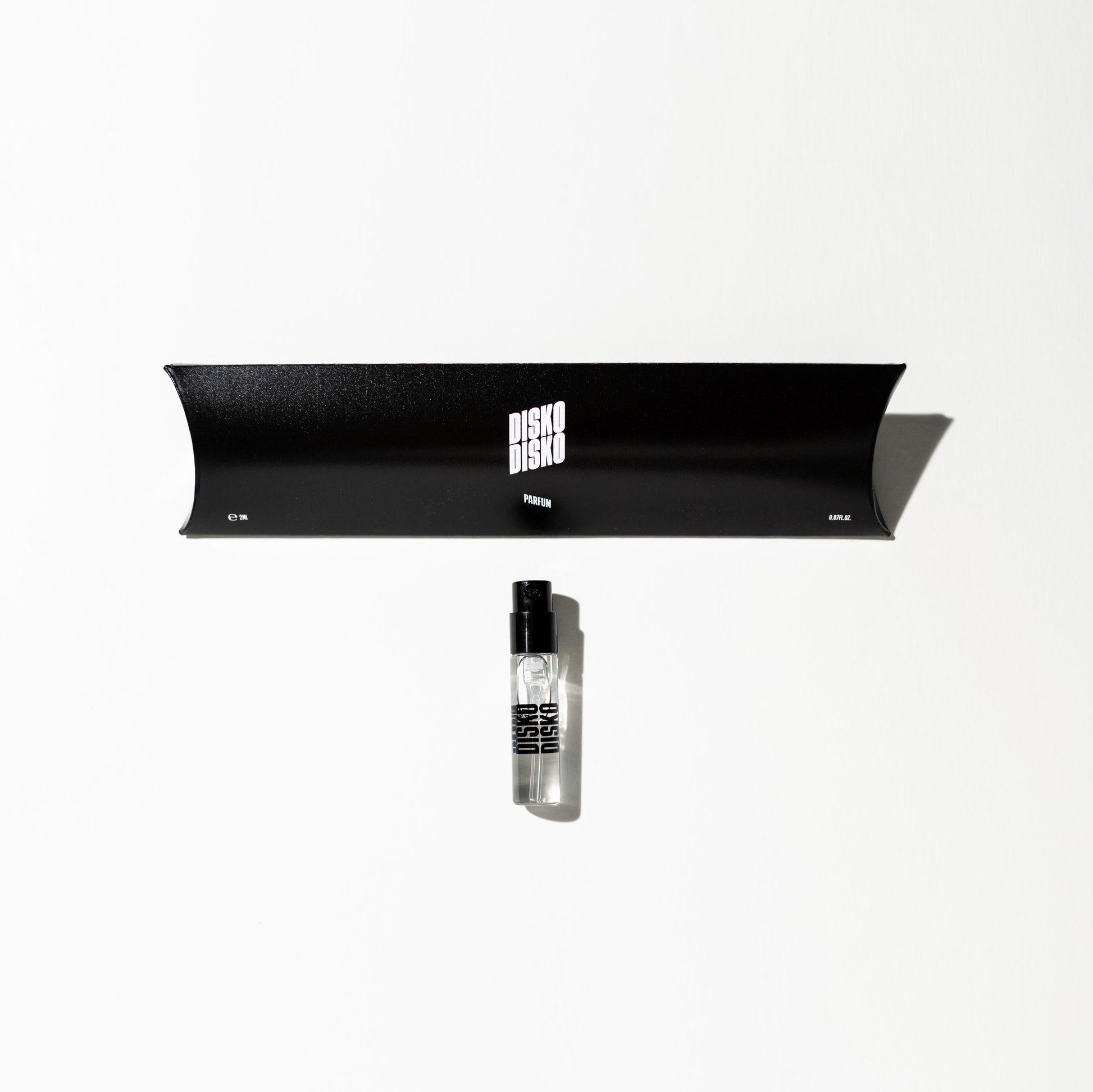 Stylische Präsentation der DISKO DISKO Parfumflasche auf makellosem Hintergrund, zeitlos schön.