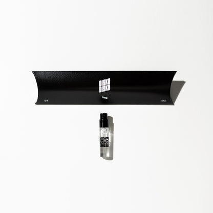 Stylische Präsentation der DISKO DISKO Parfumflasche auf makellosem Hintergrund, zeitlos schön.