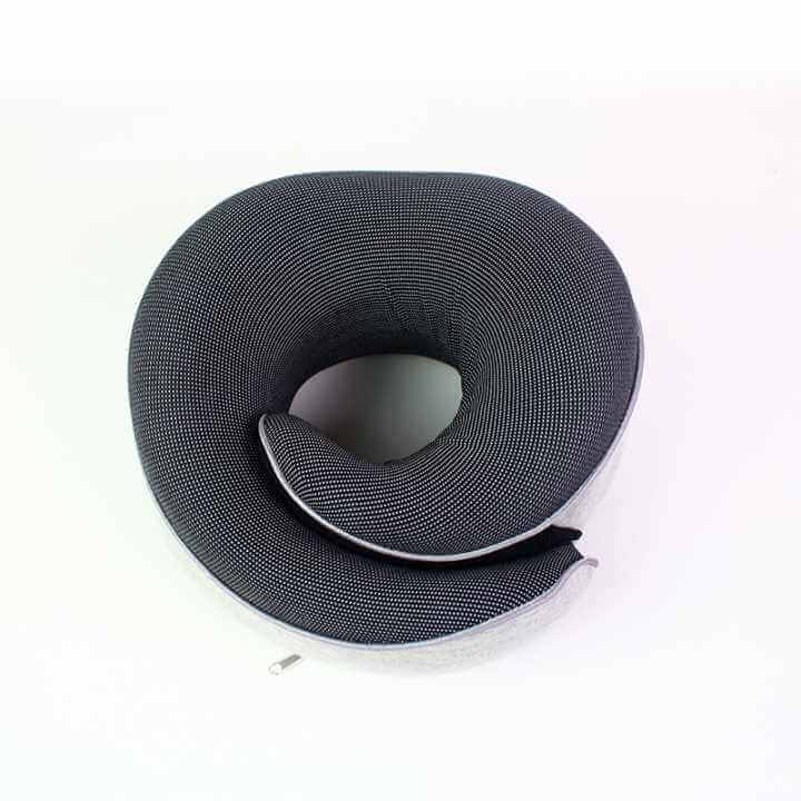 Anwendung des Nackenkissens bei einer Haartransplantation für besseren Schlaf in der Erholungsphase.