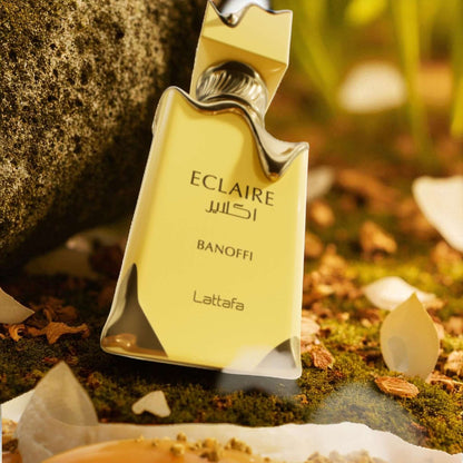 Anwendung von Lattafa Eclaire Banoffi Eau de Parfum auf Handgelenk, ideal für den täglichen Gebrauch.