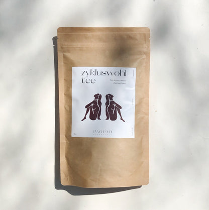 Anwendung von Zykluswohl Kräutertee in einer Tasse, perfekt für menstruelle Entspannung.