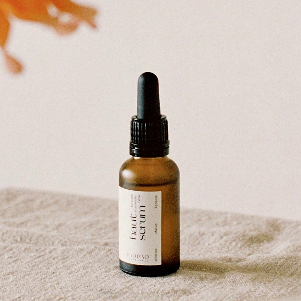 Anwendung des Hautserums auf der Handfläche, zeigt die texturgebende Wirkung für strahlende Haut.