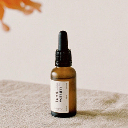 Anwendung des Hautserums auf der Handfläche, zeigt die texturgebende Wirkung für strahlende Haut.