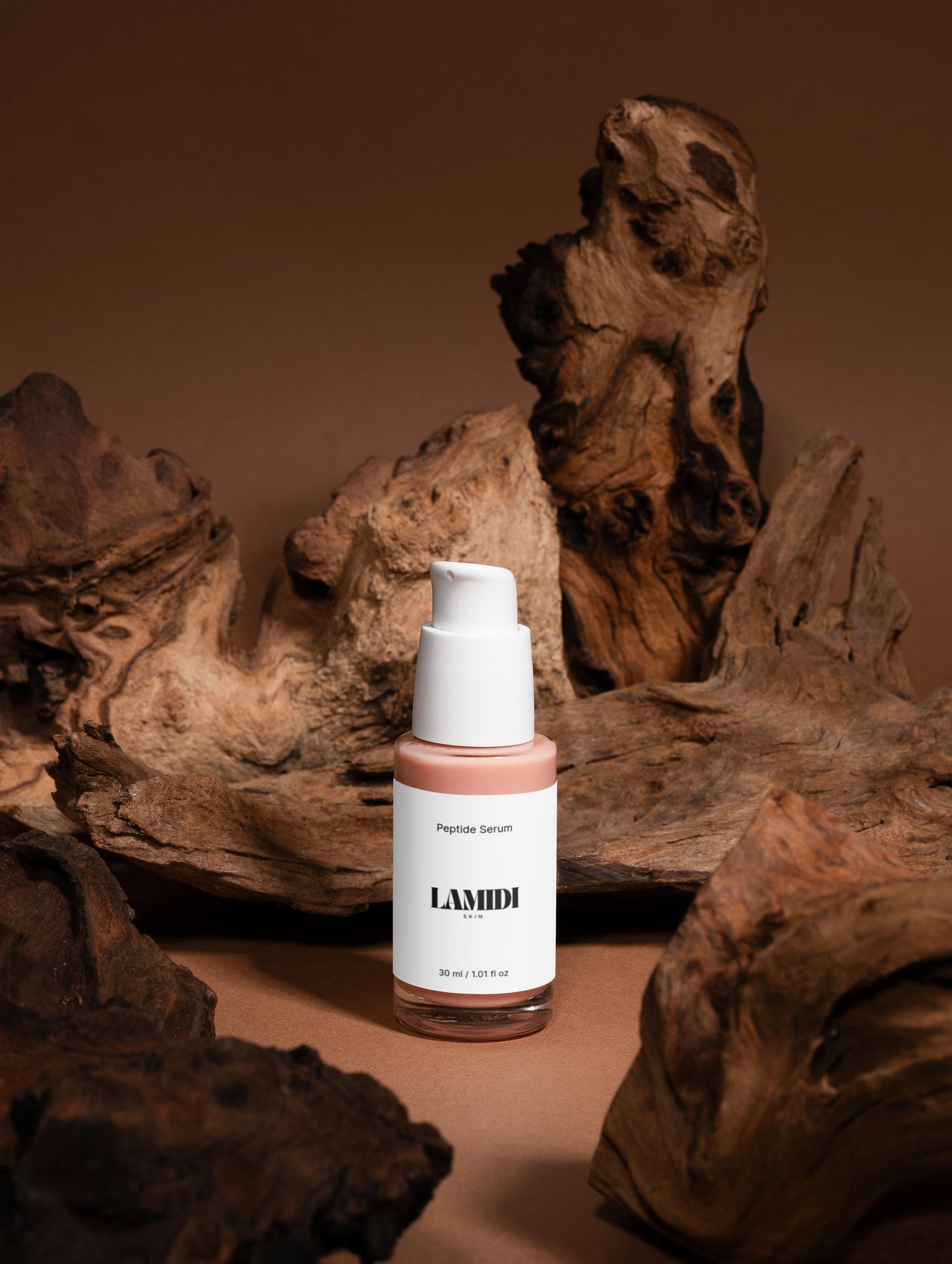 Kundin hält das Anti-Aging Serum von ekovita und schaut in den Spiegel, begeistert von jugendlicher Hautpflege.