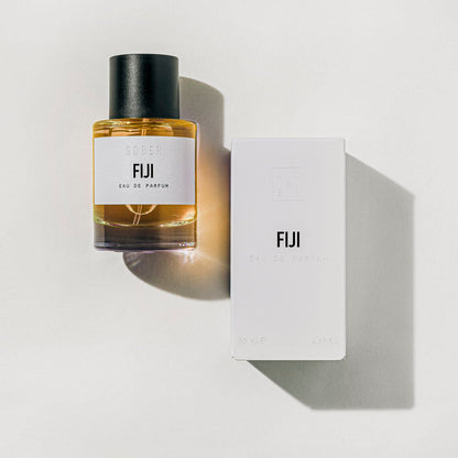 Einfache Anwendung des veganen FIJI Eau de Parfums, das erfrischenden Duft verspricht.