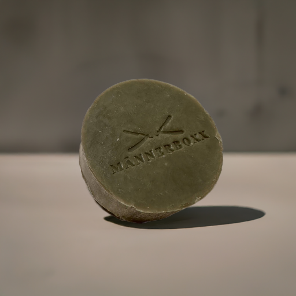 Anwendung der Männerboxx Rasierseife Fresh Lime während einer Rasur, schäumt angenehm auf.