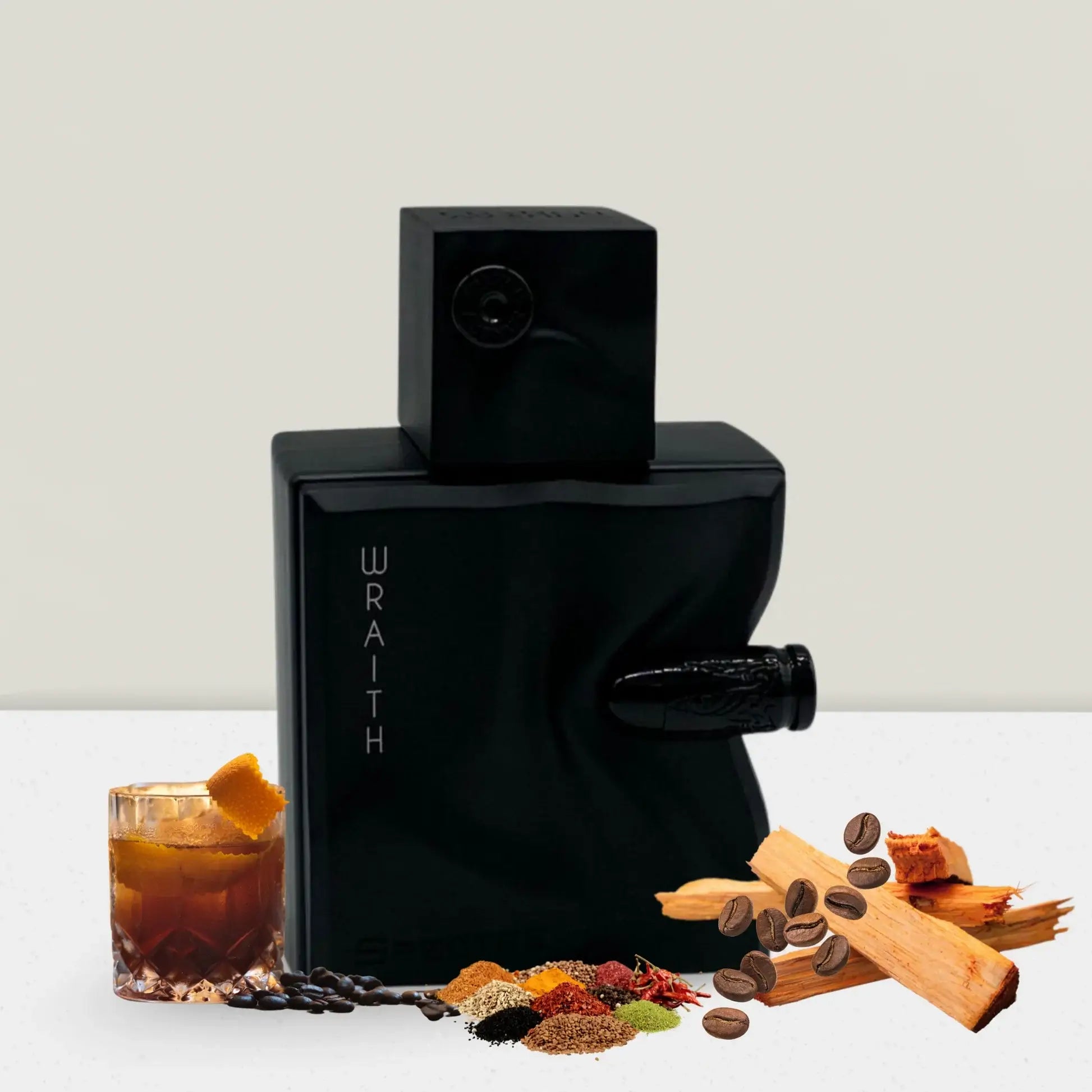 Nahaufnahme der Duftnoten des French Avenue Herren Parfums, zeigt die luxuriösen Inhaltsstoffe.