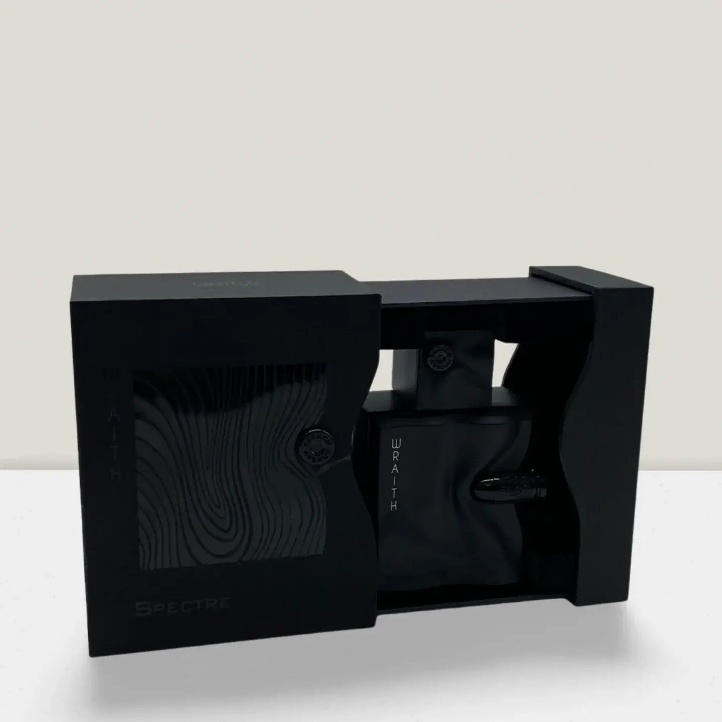 Verpackung des French Avenue Spectre Wraith Men Eau de Parfum, stilvolles Design für ein Herren Parfum.