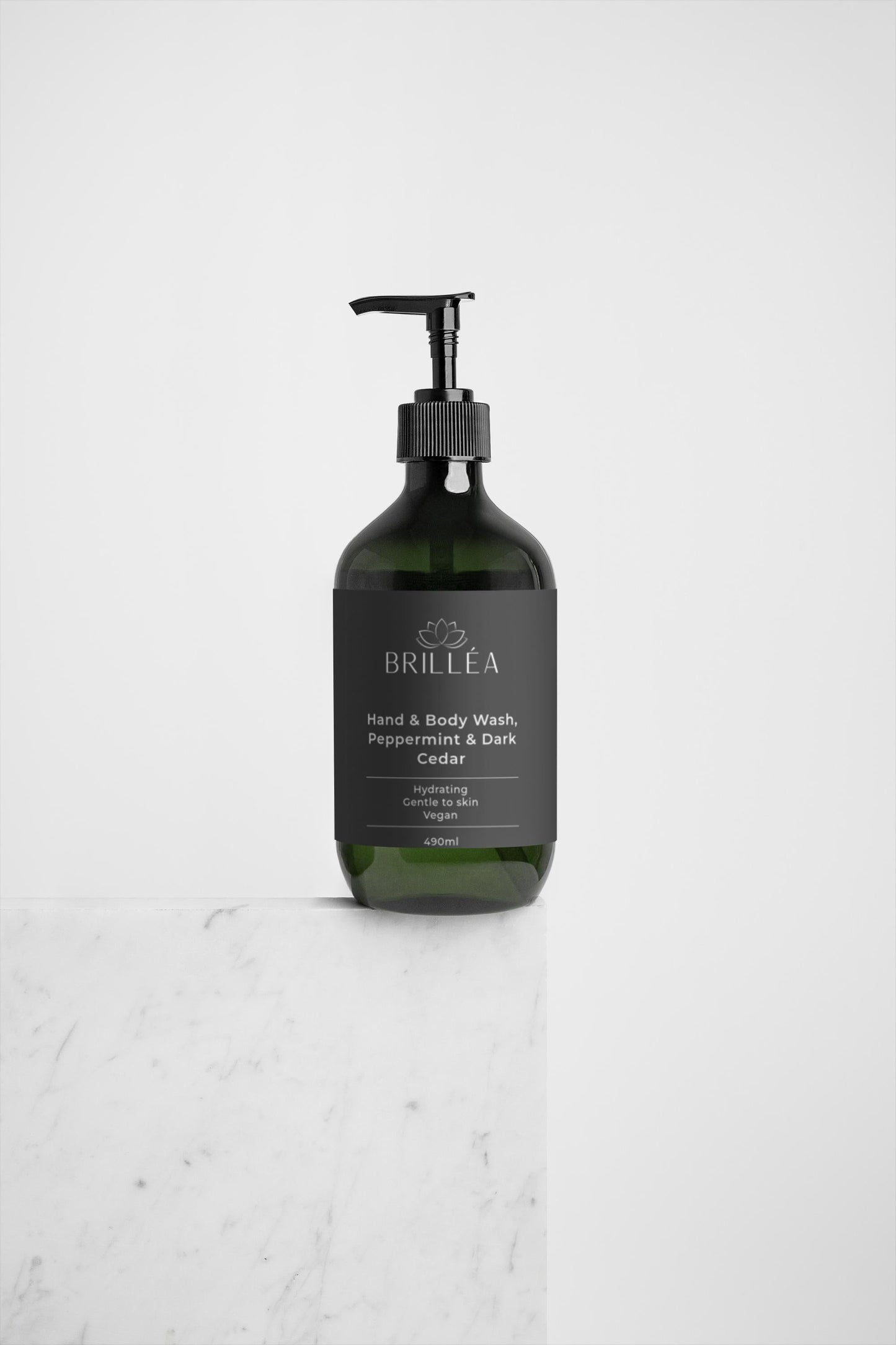 Anwendung der Brilléa Naturseife mit Pfefferminze für erfrischende Reinigung und Pflege der Haut.