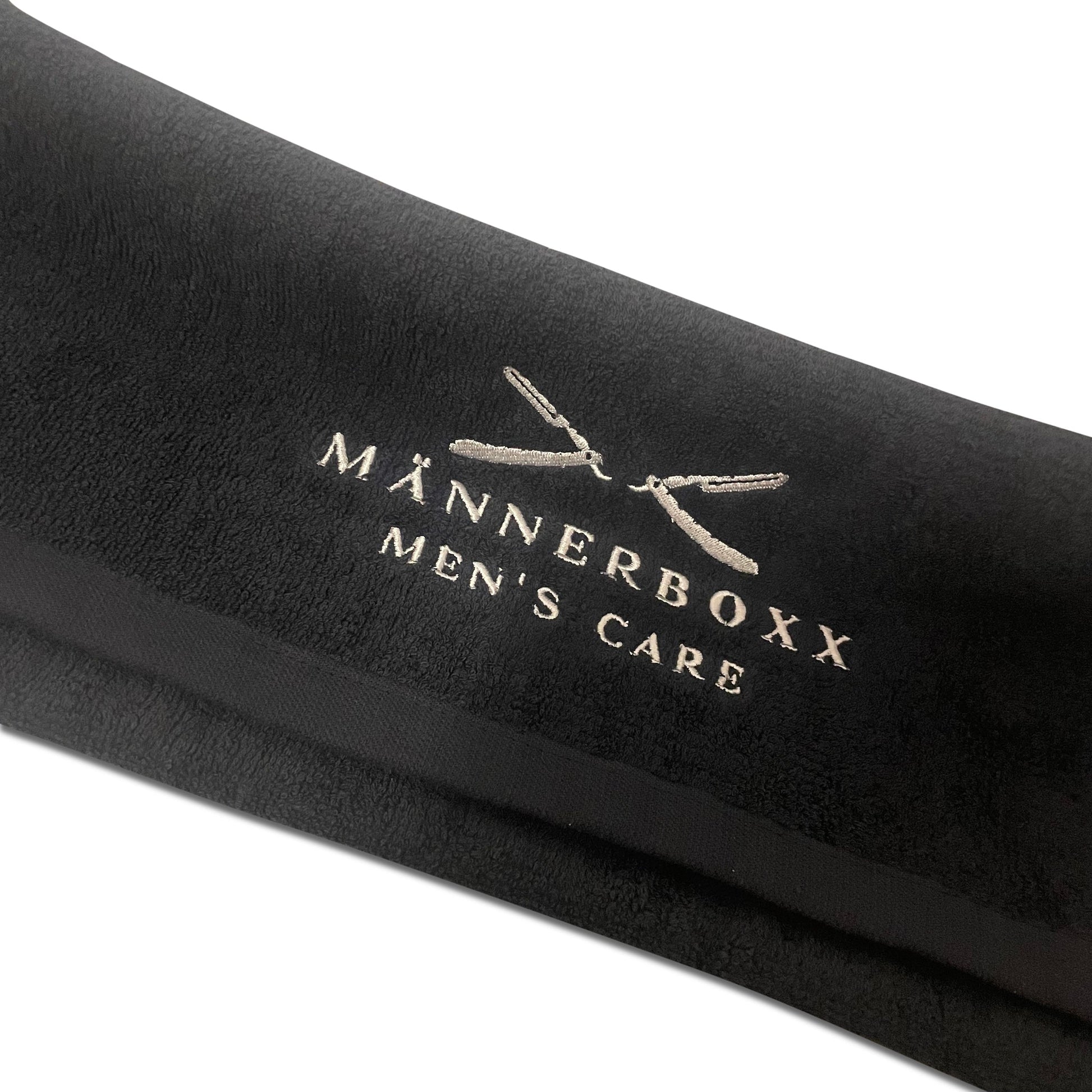 Rasiertuch in der Anwendung, sanft auf der Haut für optimale Rasurvorbereitung.