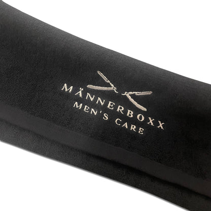 Rasiertuch in der Anwendung, sanft auf der Haut für optimale Rasurvorbereitung.