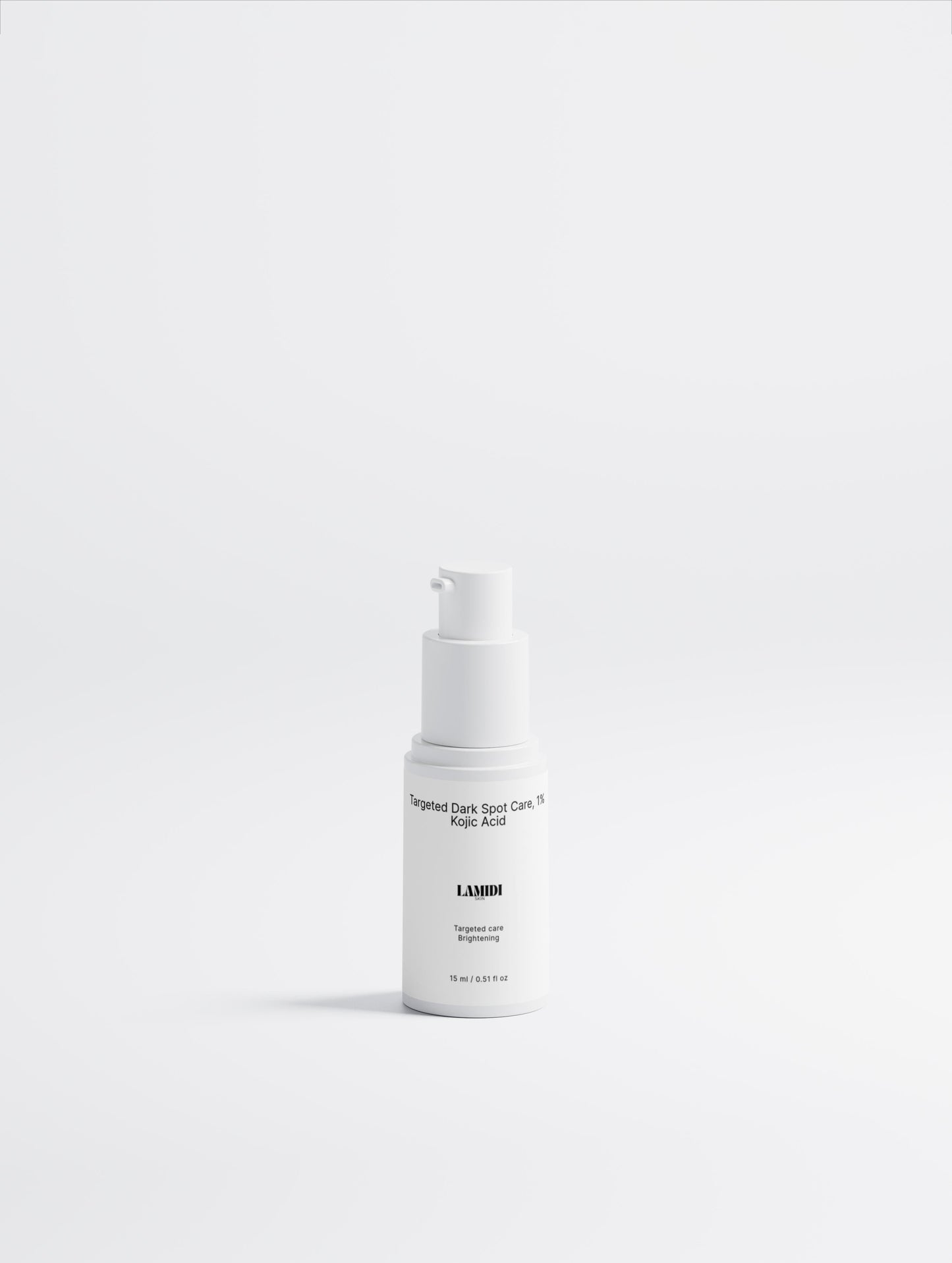 Anwendung: Tropfen des Kojic Acid Serums auf der Hand, um dunkle Flecken zu behandeln.