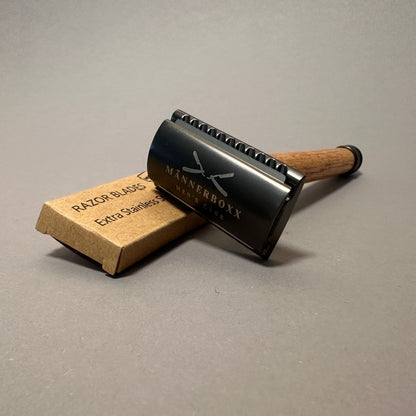 Anwendung des Rasierhobels ‚Wood‘ für eine angenehme und umweltfreundliche Rasur.