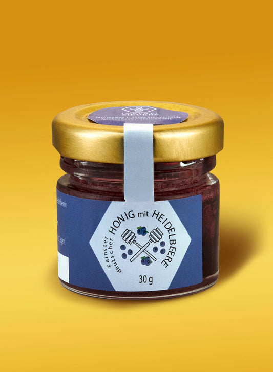 Premium Heidelbeer Honig von Nordbienchen in eleganter Glasverpackung für natürliche Süßung und Genuss.