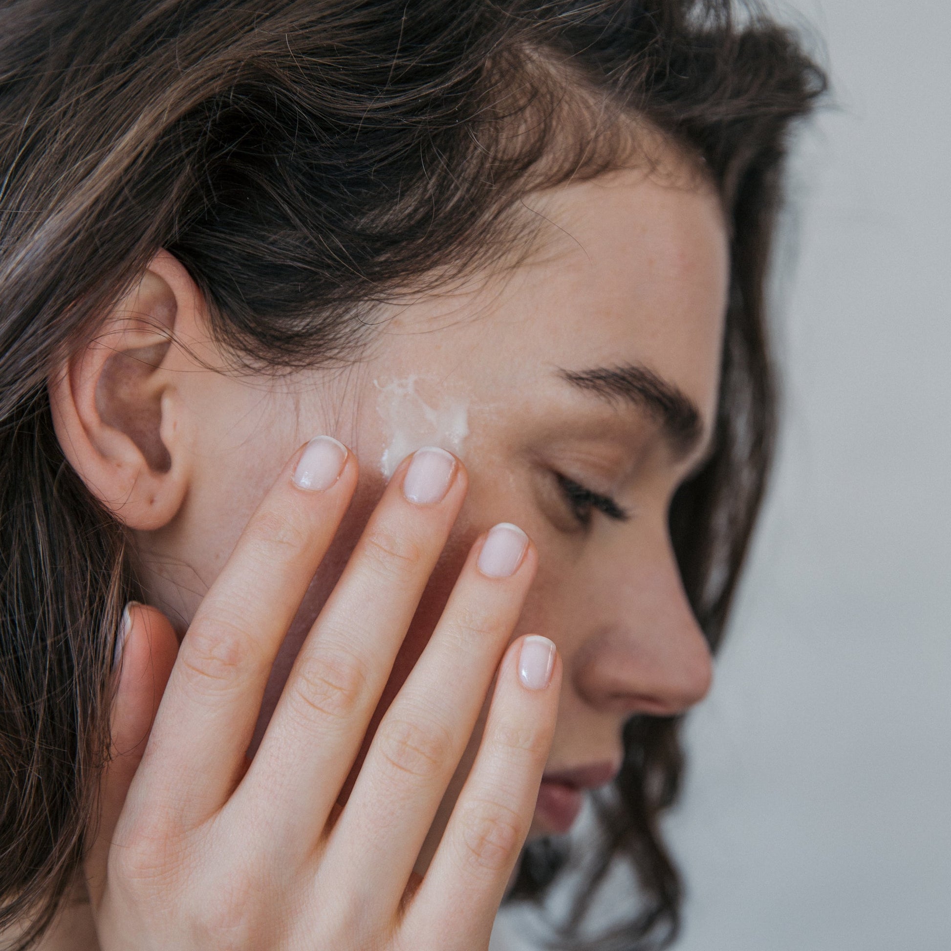 Ekovita Hydra Defence Cream sorgt für strahlende, gesunde Haut durch intensive Feuchtigkeit.