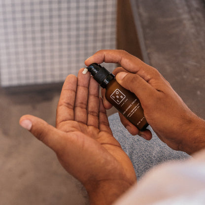 Hydra Defence Cream mit frisch geöffnetem Deckel zeigt die leichte, cremige Textur.