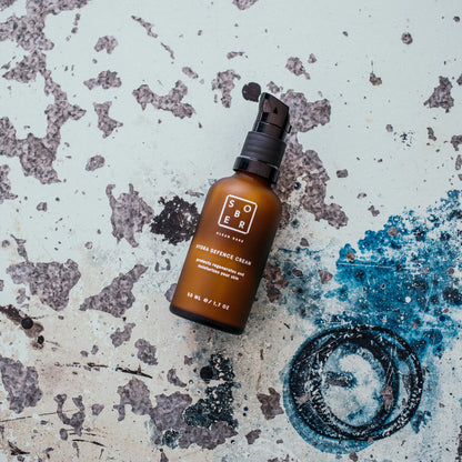 Flasche der Hydra Defence Cream stimuliert Inhalte, die die Haut hydratisieren und erfrischen.