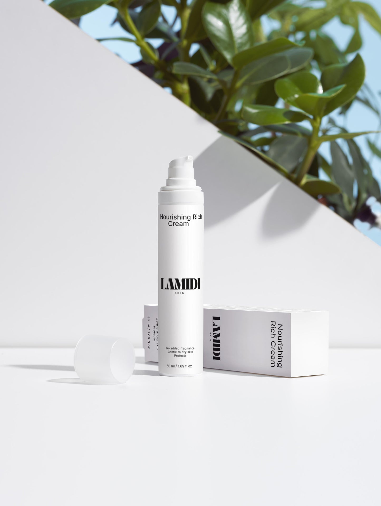 Die nachhaltige Verpackung der ekovita Nourishing Rich Cream, umweltfreundlich und elegant gestaltet.