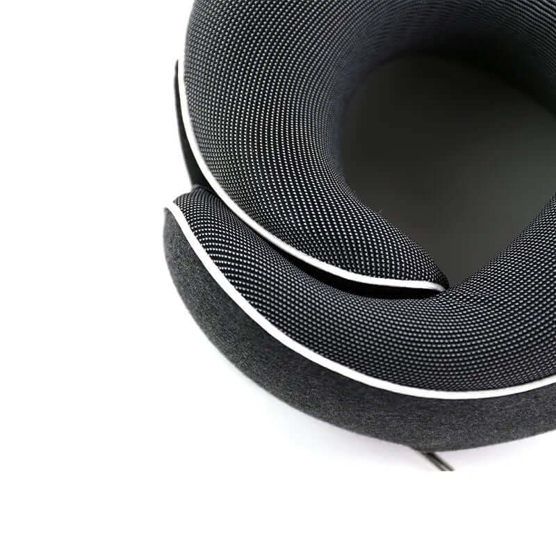 Detailaufnahme des Nackenkissens, das perfekten Komfort für die Gesichtslage bietet.