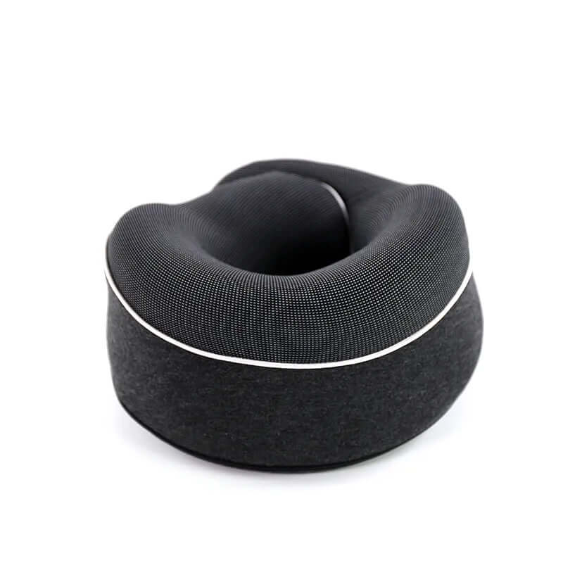 Nackenkissen in der hochwertigen Verpackung von KÖsmetik präsentiert, ideal für den Urlaub.