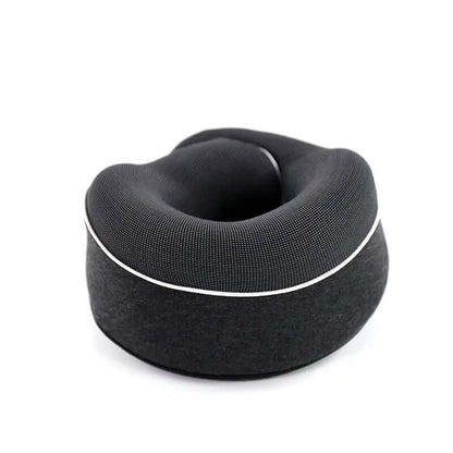 Nackenkissen in der hochwertigen Verpackung von KÖsmetik präsentiert, ideal für den Urlaub.