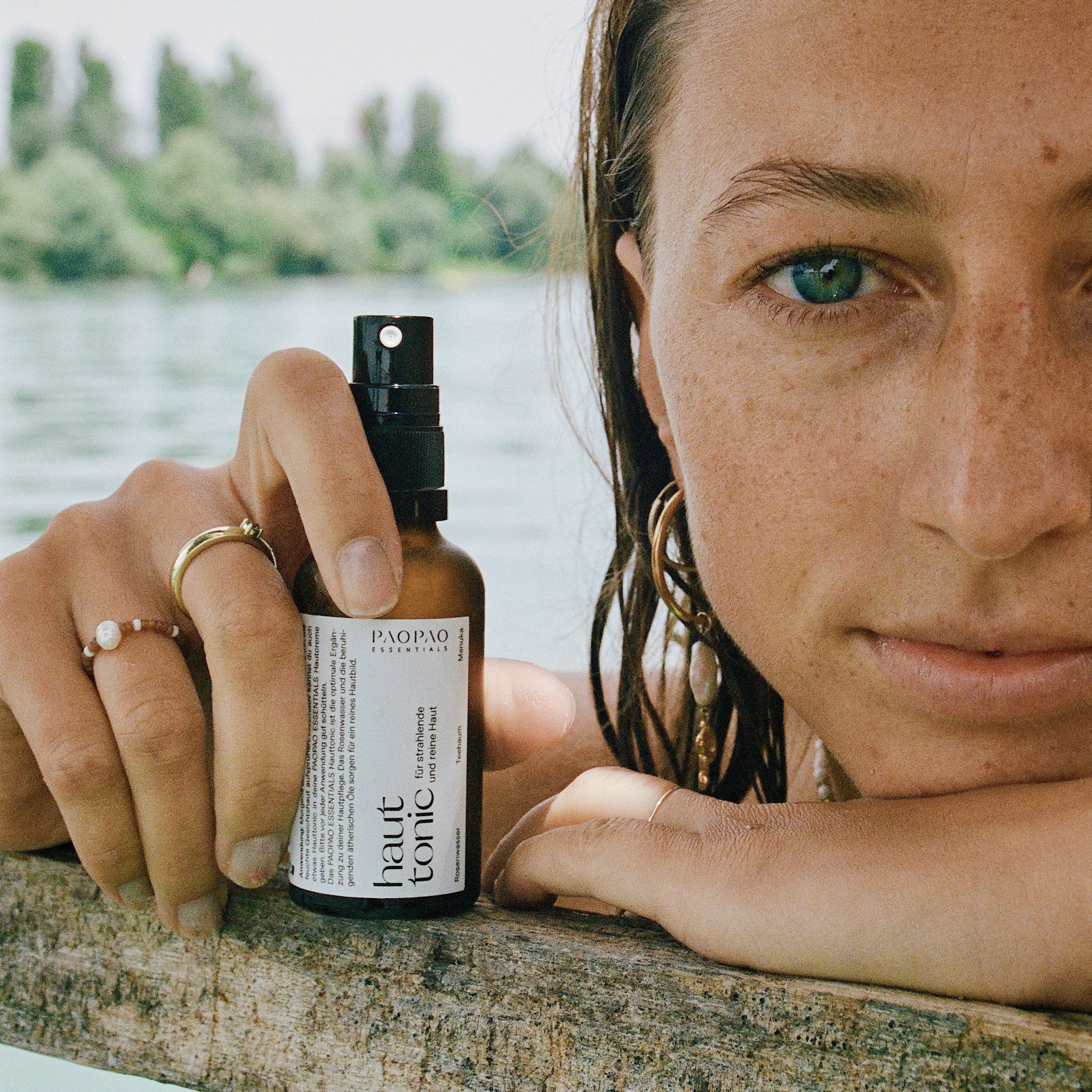 Premium Rosenwasser von ekovita für reine Hautpflege mit entzündungshemmenden Eigenschaften.