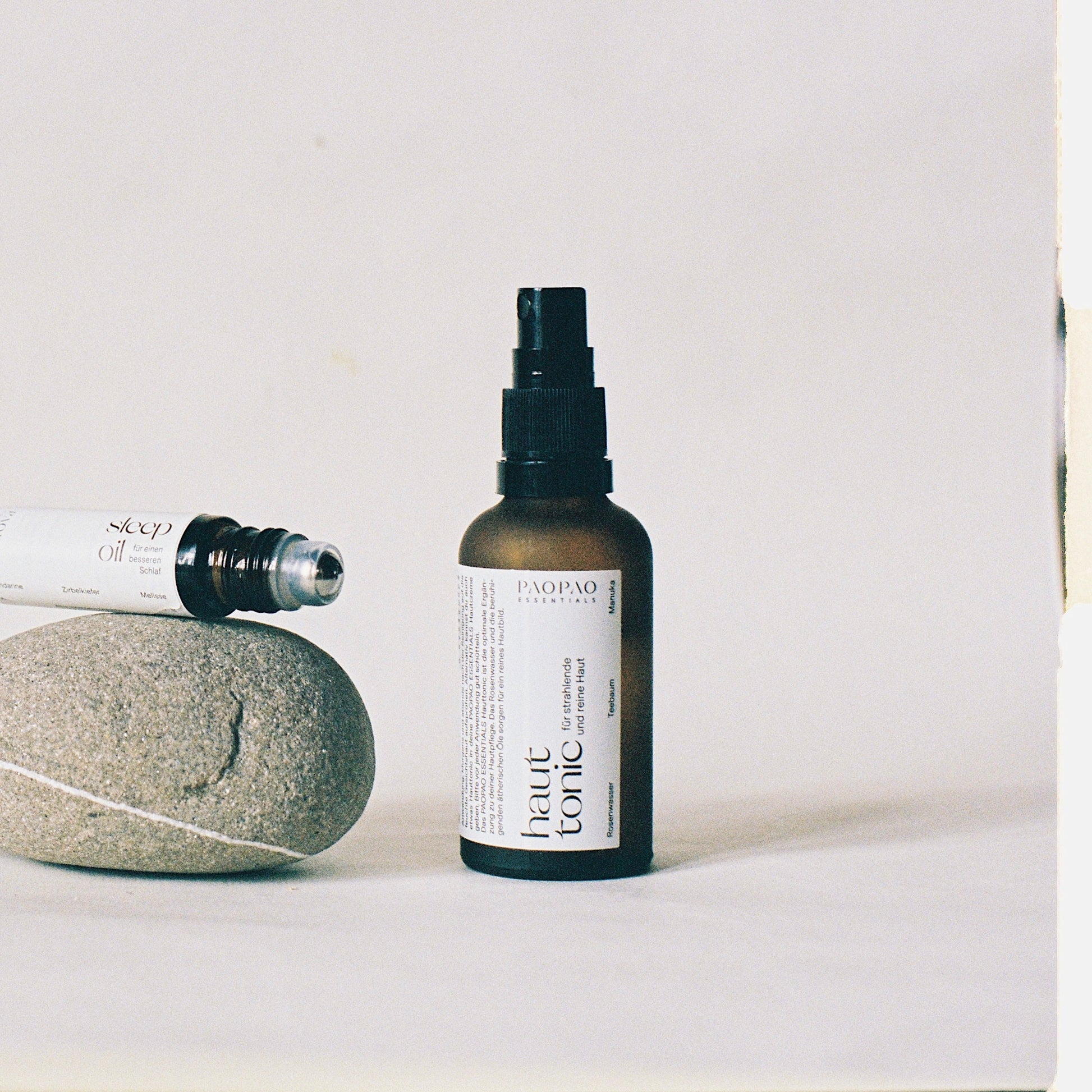 Öffnete Flasche Hauttonic mit Naturkosmetik-Inhalt, angereichert mit Rosenwasser für Hautpflege