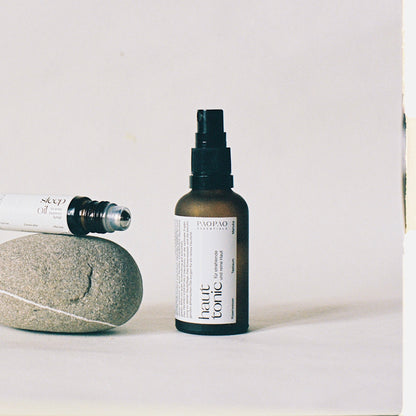 Öffnete Flasche Hauttonic mit Naturkosmetik-Inhalt, angereichert mit Rosenwasser für Hautpflege