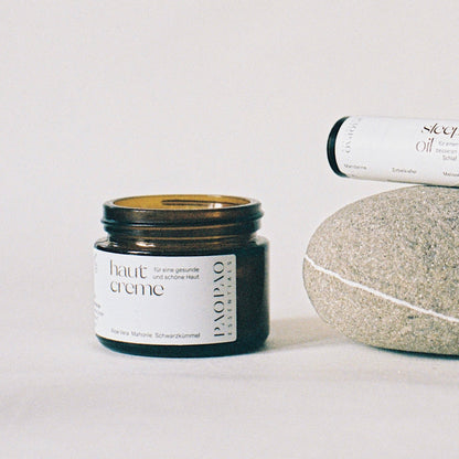 Verpackung der Naturkosmetik Hautcreme mit schwarzem Kümmelöl, ideal für die tägliche Hautpflege.