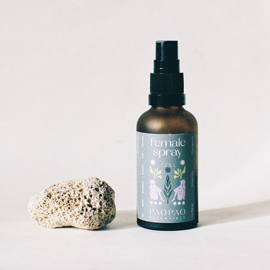 Female Energy Spray in elegant Flasche, gefüllt mit natürlichen ätherischen Ölen für mehr weibliche Intuition.