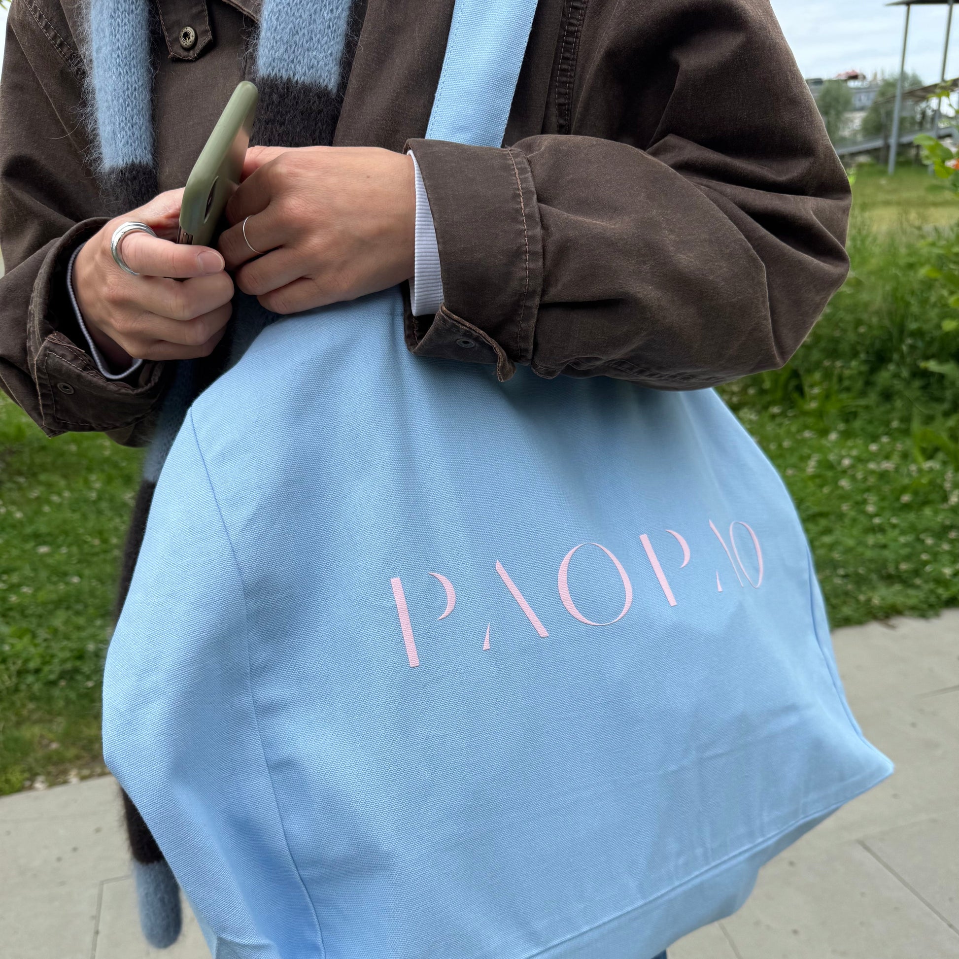 Nahaufnahme der Baumwolltasche mit elegantem Design, perfekt für Frauen, die Nachhaltigkeit schätzen.