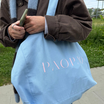 Nahaufnahme der Baumwolltasche mit elegantem Design, perfekt für Frauen, die Nachhaltigkeit schätzen.