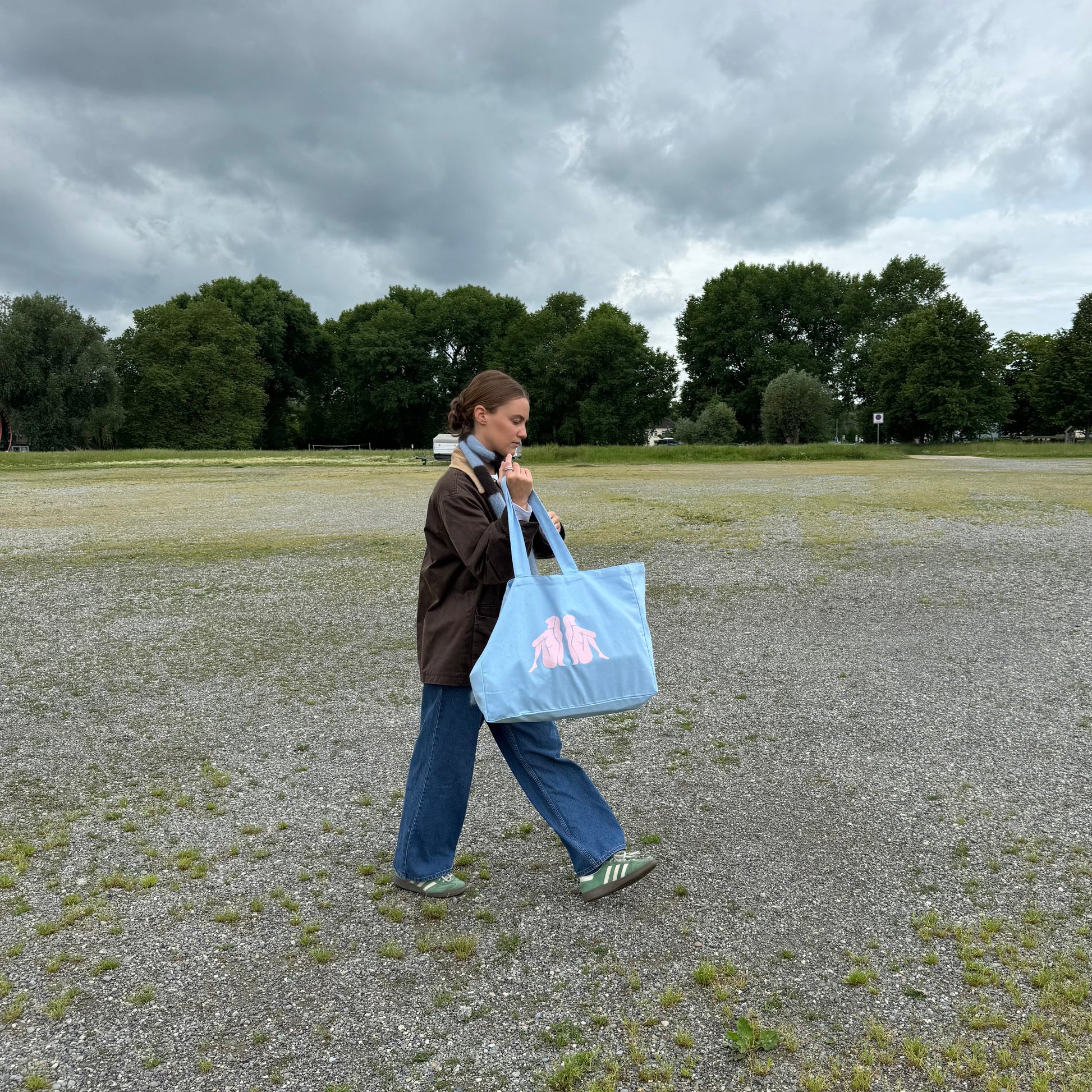 Baumwolltasche 'sacred feminine' gefüllt mit Naturkosmetik-Produkten für eine feminine Ausstrahlung.