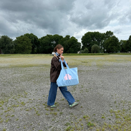 Baumwolltasche 'sacred feminine' gefüllt mit Naturkosmetik-Produkten für eine feminine Ausstrahlung.