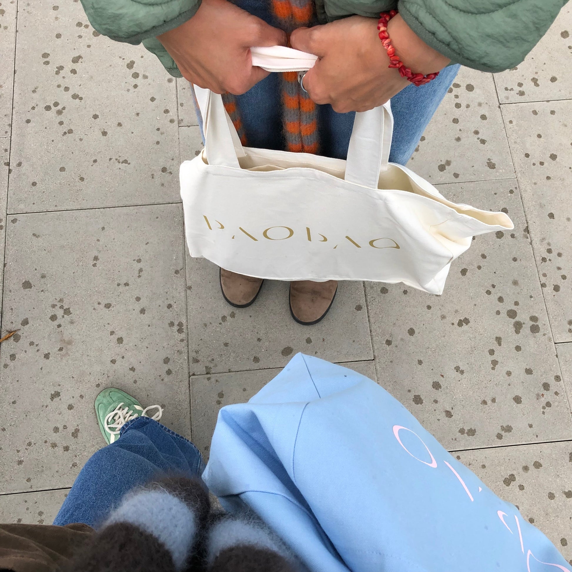 Tote Bag 'sacred feminine' in einem stilvollen Setting, ideal für moderne Frauen und Naturkosmetik.