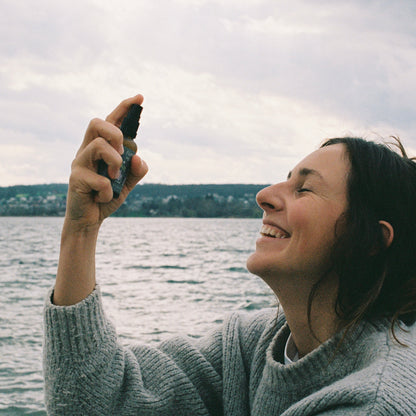 Ingredients des Female Energy Spray mit ätherischen Ölen, die das Wohlbefinden unterstützen und die Sinne anregen.